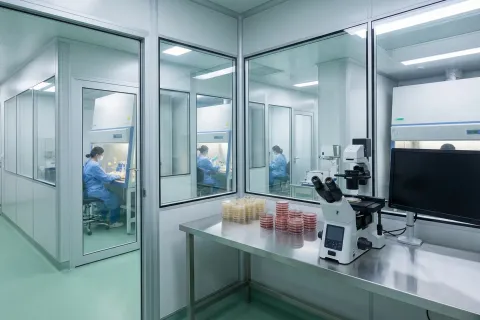 微生物/无菌实验室系统集成主视觉图（构筑无菌屏障·压差与气流组织·精准培养环境）