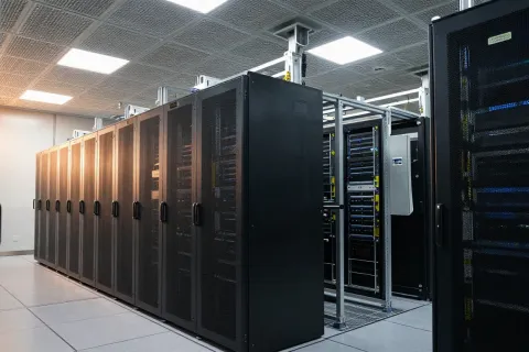 ISO 14644-1 实操陷阱：为何你的 Class 7 洁净室粒子数总在临界值跳动？ - 净化工程技术示意图