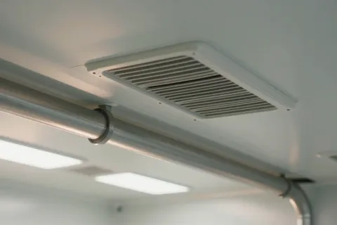 FFU满布还是集中送风？电子厂房千级洁净区的气流组织博弈 - 净化工程技术示意图