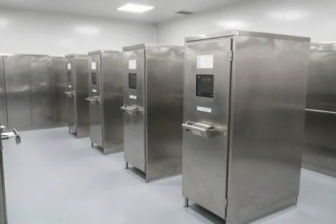 百级洁净区压差梯度失效分析：FFU 满布率 90% 为何仍发生气流倒灌？ - 净化工程技术示意图