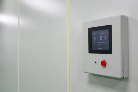 实验室装修规范及标准：基于 ISO 14644 的洁净度控制与交叉污染隔离方案 - 净化工程技术示意图