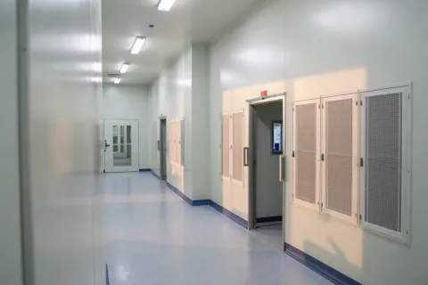 百级洁净室标准 - 对围护结构密封性的核心条文与逻辑